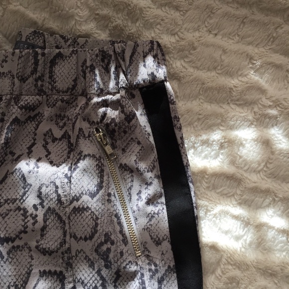 Guess Patterned Pants - Picture 3 of 4