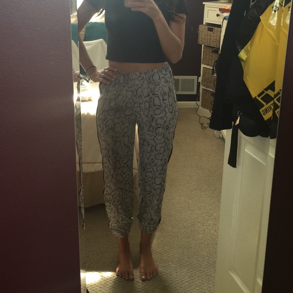 Guess Patterned Pants - Picture 4 of 4