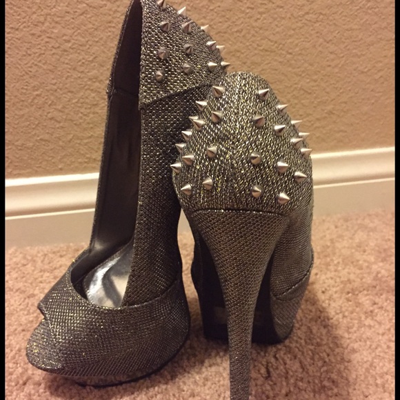 7-1/2 Silver Studded Super High Heels - Picture 2 of 4