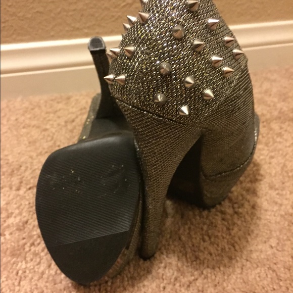 7-1/2 Silver Studded Super High Heels - Picture 4 of 4