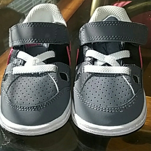 Girl Nike Air Force Tennis Shoes - Picture 3 of 4