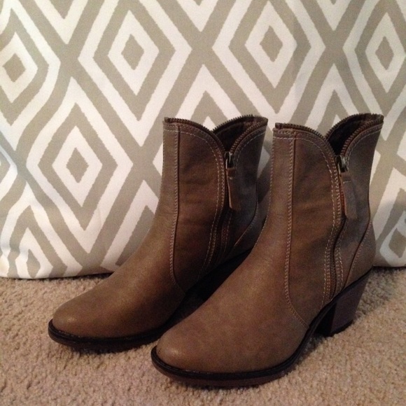 ADORABLE Charming Charlie's Booties ‼️