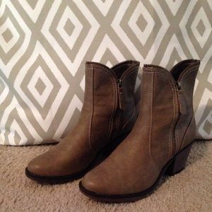 ADORABLE Charming Charlie's Booties ‼️