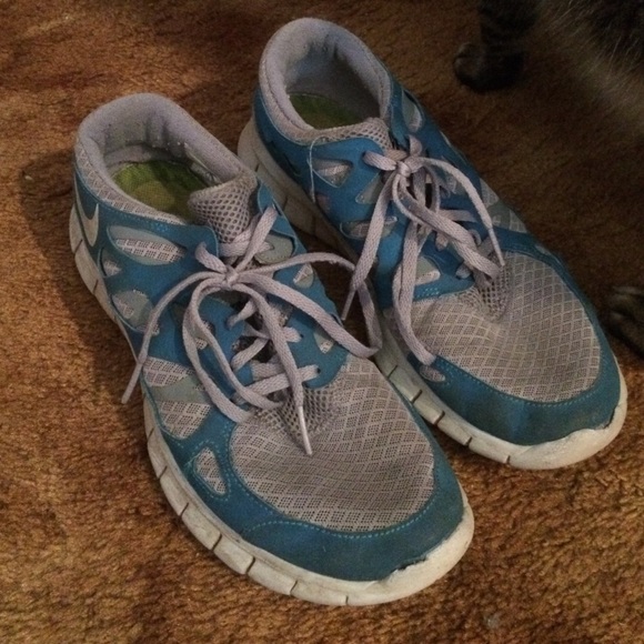 Tennis shoes