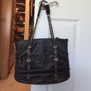 Black shoulder bag