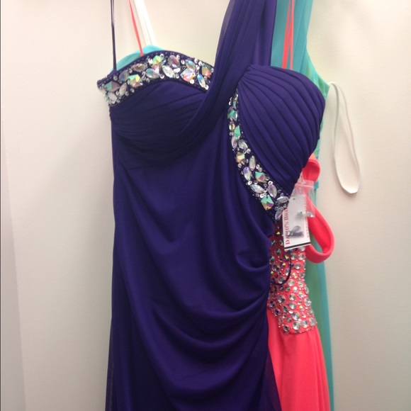 Beautiful prom dress! - Picture 2 of 3