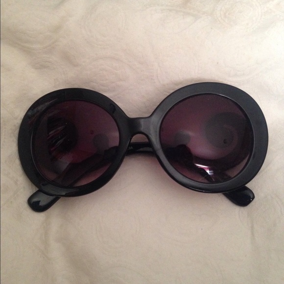 Black round lens sunglasses