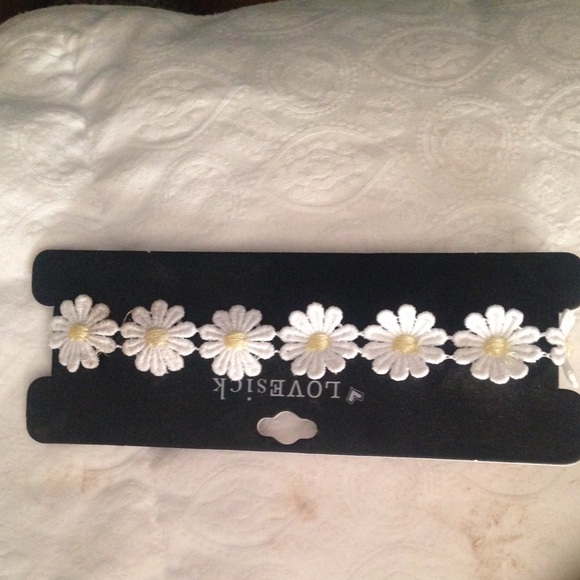 Daisy choker necklace