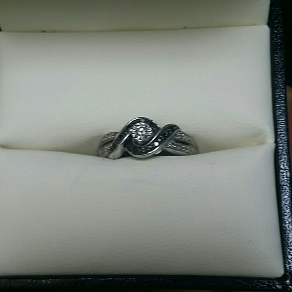 🌸SOLD🌸 1/10 CT Black & White Diamond Ring Size 6 - Picture 3 of 4