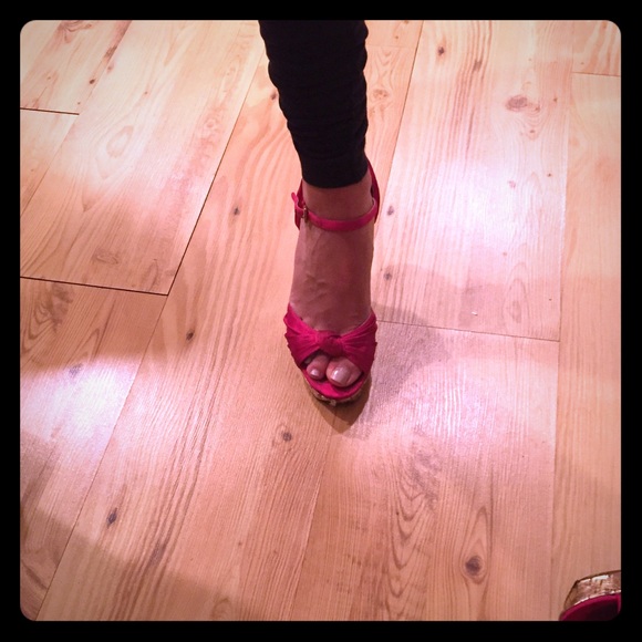 Guess fushia pink heels size 6