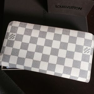 Beautiful inspired wallet. comes with box. New!!