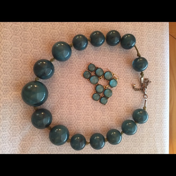 Funky, chunky choker necklace w/ bonus earrings.