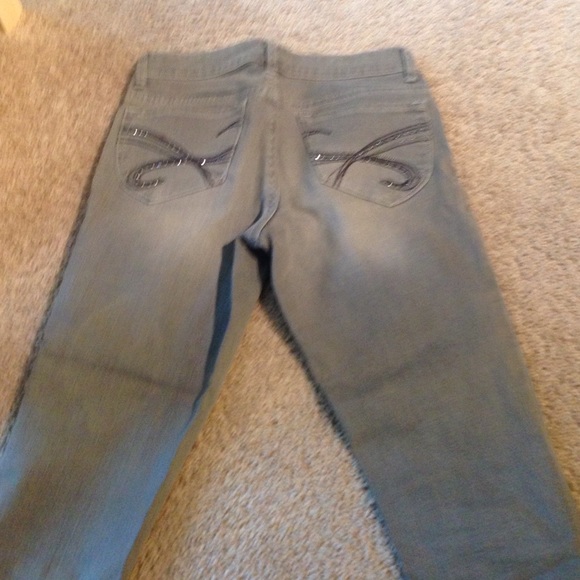 Cache Capris - Picture 2 of 2