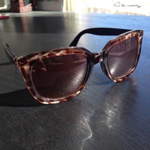 GAP Tortoise Shell Sunglasses