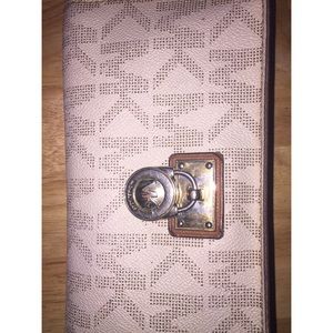 Michael Kors wallet authentic !