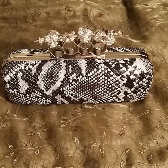 Edgy clutch
