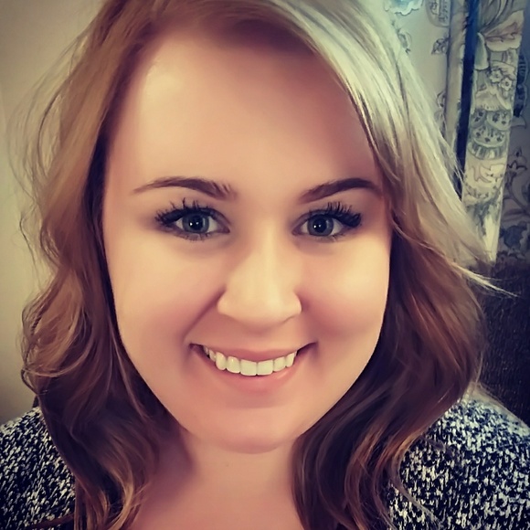 Meet your Posher, Stephanie - Picture 1 of 2