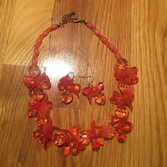 🔶Orange earrings and matching Necklace!