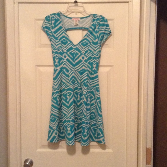 Size M. Blue lipstick brand dress