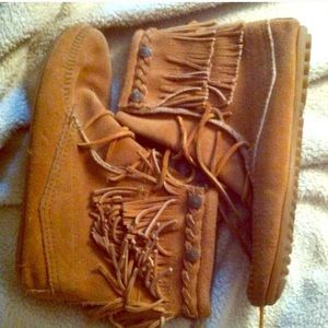 Minnetonka Brown Suede Fringe Lace-Up Booties!