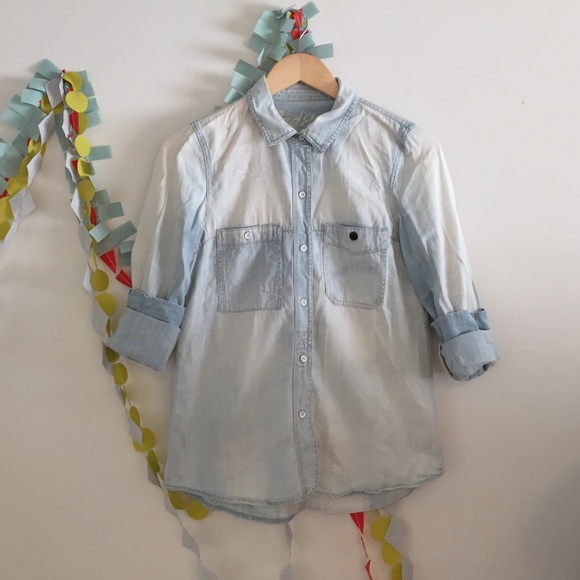Madewell Tops - Madewell light wash denim chambray shirt