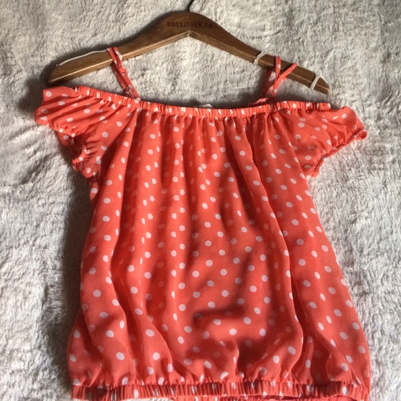 ✨Gorgeous Off The Shoulder Blouse✨ - Picture 1 of 2
