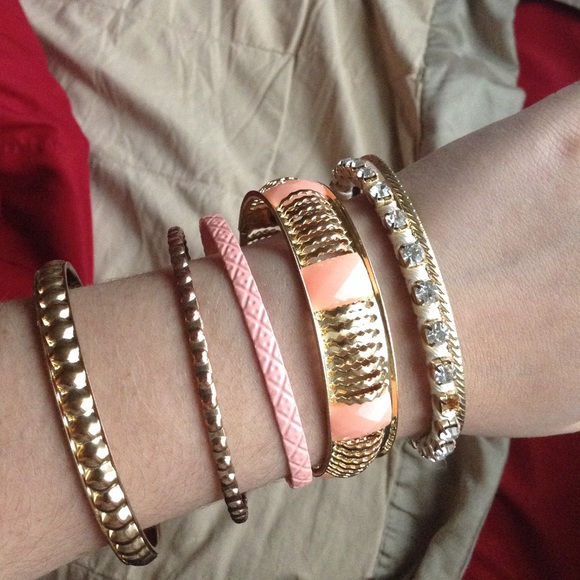 (✨Bundled ✨)Set of 6 gold tone and peach bracelets - Picture 2 of 3
