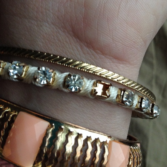(✨Bundled ✨)Set of 6 gold tone and peach bracelets - Picture 3 of 3