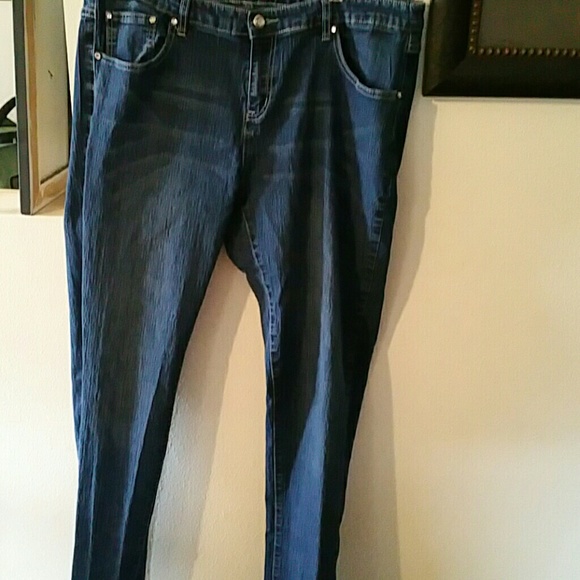 Gorgeous bling pocket jeans with pink bling