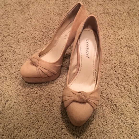 Tan closed toe pumps! Brand new; never been worn!