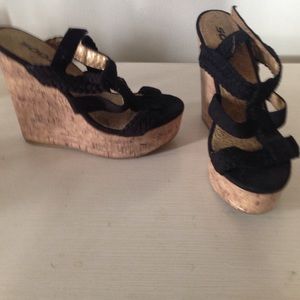 Black wedges