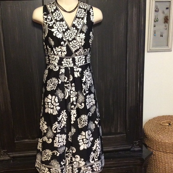 Beautiful black and white dress!