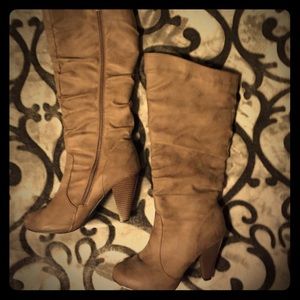 ❤️SOLD❤️ Zip up knee boots