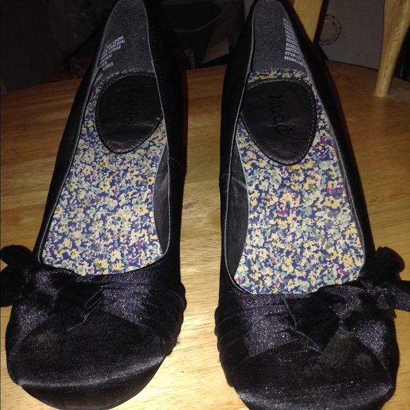 Mudd Black 2 inch heels, worn 4 times. - Picture 2 of 3