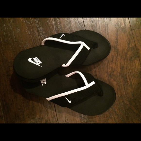 BLACK AND WHITE NIKE FLIP FLOPS