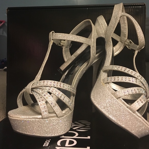 Size 6 silver pumps! Only worn once!