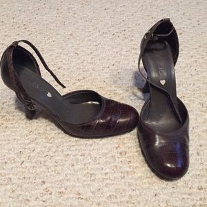 Closed toe heels