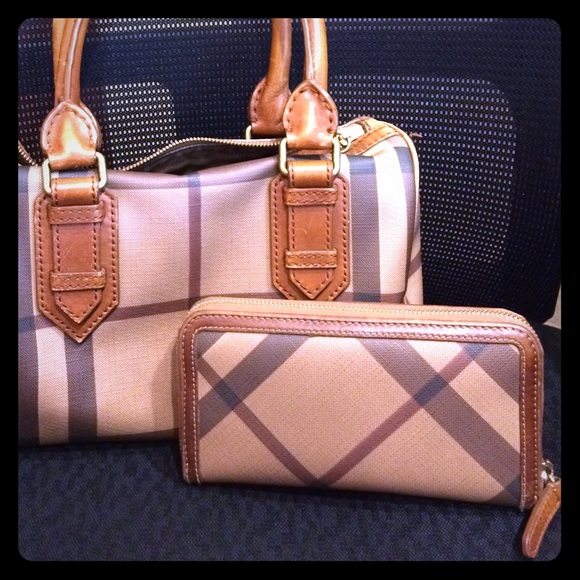 Burberry zip wallet. Check smoke leather