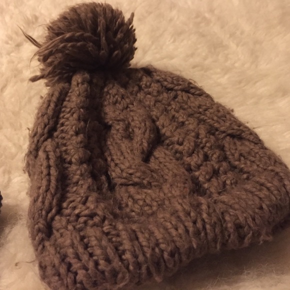 ✂️✂️Bundle soft beanie Pom Pom hat!😀🎁🎉❤️💋 - Picture 3 of 3