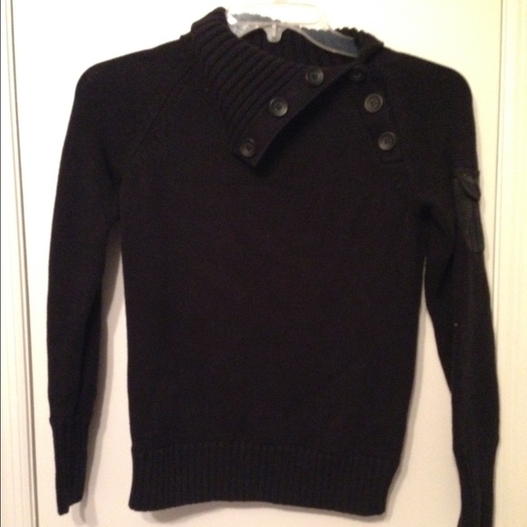 Calvin sweater with button and pocket details