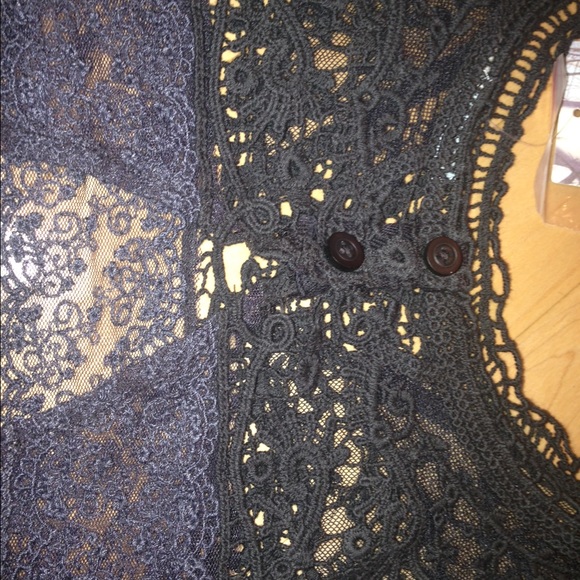 NWT 🏷 Open Lace Crop Top - Picture 4 of 4