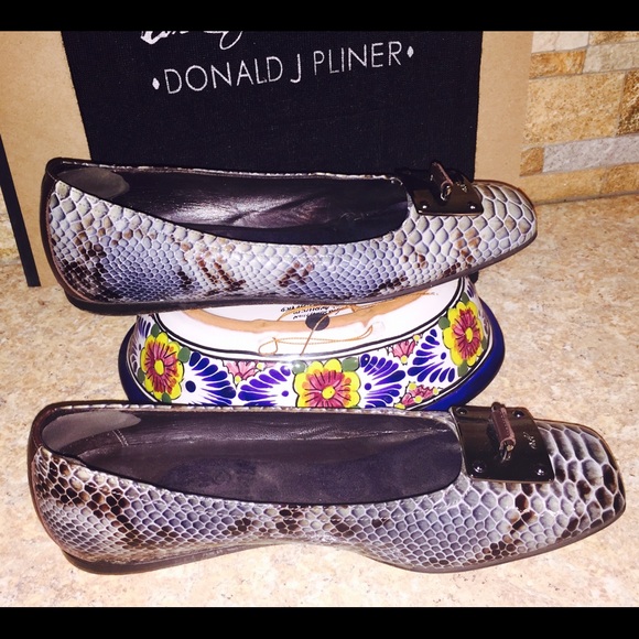 Donald J Pliner Reptile Embossed flats 8M,