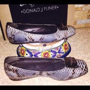 Donald J Pliner Reptile Embossed flats 8M,