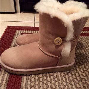 Bailey Button UGGs size 6