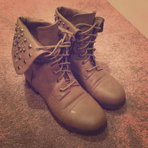 Pink & Pepper 8.5 Studded Booties - Picture 1 of 3