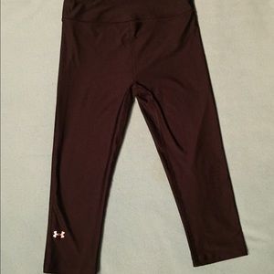 Under Armour black compression capris pant