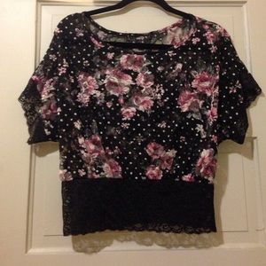 ALMOST FAMOUS lace blouse w/ wide short sleeves