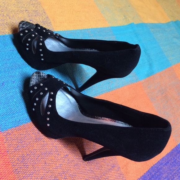 New black heels - Picture 2 of 4