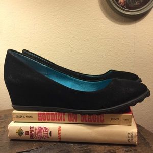Blowfish Black Suede Wedge, Like New