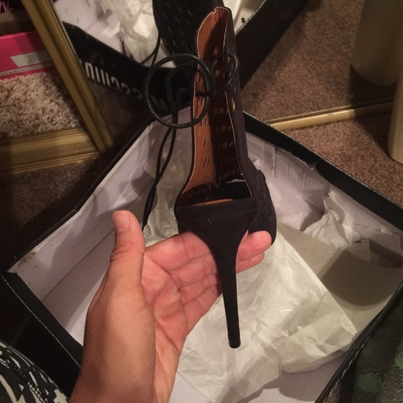 Black lace up heel - Picture 2 of 4